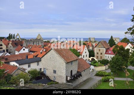 Blick auf die Altstadt von Visby im Herbst. Blick über die Dächer von Visby Stockfoto