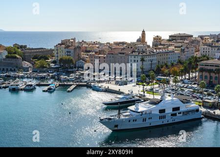 Ajaccio, Korsika - 11. Oktober 2019: Aus der Vogelperspektive auf den geschäftigen Yachthafen mit Luxusyachten. Stockfoto