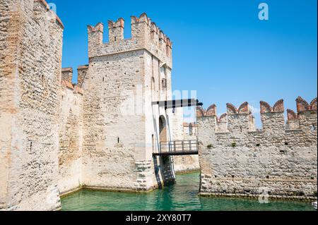 Malerischer Blick auf das Schloss Rocca Scaligera mit Zugbrücke in der historischen Stadt Sirmione am Südufer des Gardasees, Italien Stockfoto