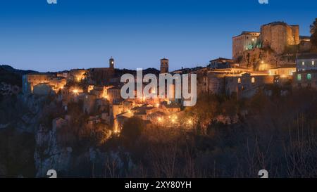 Blaue Stunde über dem mittelalterlichen Dorf Sorano in der Toskana. Panoramablick. Italien Stockfoto