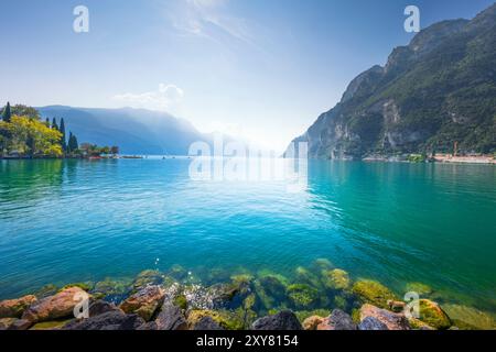 Blick auf den Gardasee von Riva del Garda und Felsen im Vordergrund. Trentino Region, Italien, Europa. Stockfoto