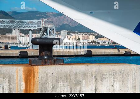Ajaccio, Korsika - 11. Oktober 2019: Blick vom Pier auf den malerischen Hafen von Ajaccio. Stockfoto
