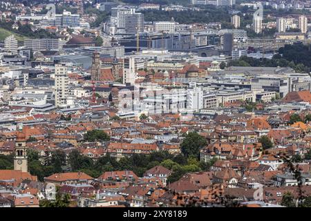 Stadtblick auf Stuttgart. Blick auf das Stadtzentrum mit den zentralen Sehenswürdigkeiten wie Stiftskirche, Rathausturm, Schlossplatz, Hauptbahnhof Stockfoto