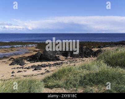 Sandstrand und Lava an der Küste der Halbinsel Snaefellsnes in Island Stockfoto