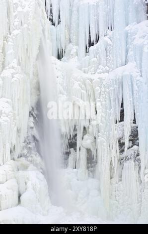 Der gefrorene Wasserfall Njupeskaer (Schwedens höchster Wasserfall), Fulufjaellet Nationalpark, Dalarna, Schweden, Dezember 2011, Europa Stockfoto