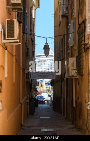 Ajaccio, Korsika - 11. Oktober 2019: Blick auf die Gasse, die zum Hafen führt. Stockfoto