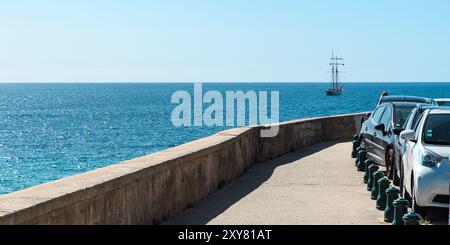 Ajaccio, Korsika - 11. Oktober 2019: Ruhige Meereslandschaft mit historischem Segelboot. Stockfoto