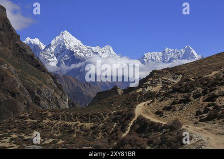 Trekkingpfad im Thame Valley, Everest National Park, Nepal. Mount Thamserku und Khusum Kangaru Stockfoto