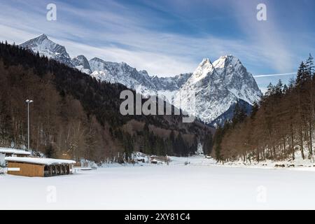 Gefrorener Riessersee bei Garmisch Partenkirchen im Winter Stockfoto