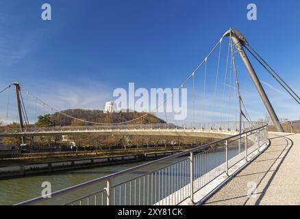 Fußgängerbrücke über das Altmüll in Kelheim Stockfoto