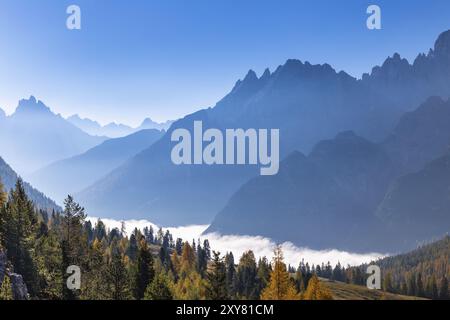 Blick vom Prato-Platz auf die Critallo-Gruppe im Morgennebel, Dolomiten, Südtirol Stockfoto