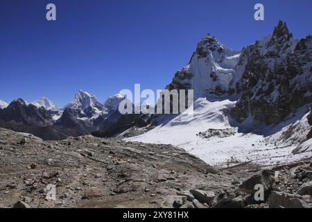 Hohe Berge im Everest-Nationalpark, Nepal. Landschaft auf dem Weg von Gokyo zum Renjo La Bergpass Stockfoto