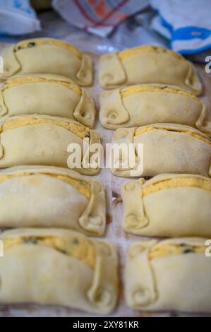 Traditionelles zyprisches Flaouna köstliches griechisches Osterkäsebrot. Flaounen werden traditionell von orthodoxen Zyprern für Ostern zubereitet. Stockfoto