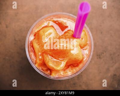 Draufsicht auf Smoothie von Erdbeere, Maulbeere und Himbeere Stockfoto