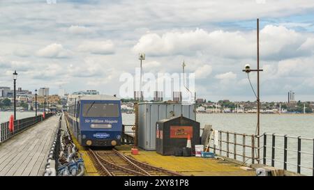 Southend-on-Sea, Essex, England, UK, Mai 30, 2017: Blick vom Southend Pier (längster Vergnügungspier der Welt) in Richtung Southend, mit dem Pier Train Stockfoto