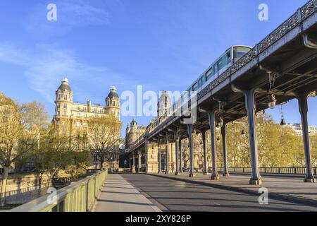 Paris Frankreich Skyline Sonnenaufgang an der seine und Pont de Bir Hakeim Brücke mit Paris Metro Stockfoto