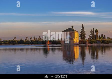 Der berühmte Saadian pavillon spiegelt sich im Pool in den Menara Gardens Stockfoto