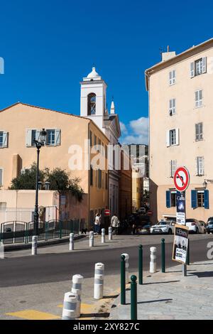 Ajaccio, Korsika - 11. Oktober 2019: Warmes Sonnenlicht taucht die historische Architektur auf. Stockfoto