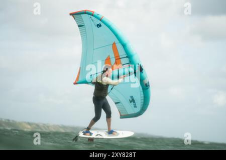 Ein Mann mittleren Alters flüchtet vor Branksome Dene Chine, Poole, Dorset, Großbritannien. Stockfoto