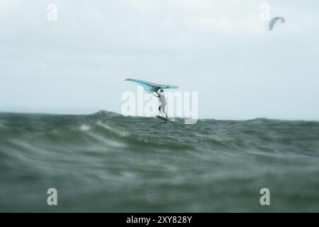 Ein Mann mittleren Alters flüchtet vor Branksome Dene Chine, Poole, Dorset, Großbritannien. Stockfoto