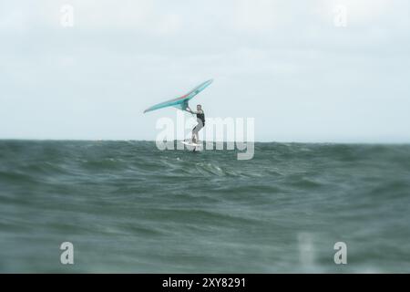 Ein Mann mittleren Alters flüchtet vor Branksome Dene Chine, Poole, Dorset, Großbritannien. Stockfoto