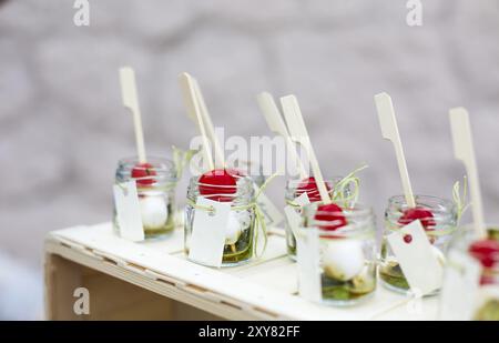 Frische italienische Caprese Salat mit Mozzarella und Tomaten in kleine Gläser. Fingerfood auf Catering event. Flache Fokus Stockfoto