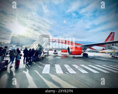 Boarding eines Airbus A320 der Billigfluggesellschaft EasyJet mit Passagieren beim einsteigen. Urlaub, Reisen, Rollfeld, vor dem Start, Easy Jet - Euro Airport Basel Mulhouse Freiburg, Schweiz, Frankreich, Deutschland, Europa - Luftfahrt, Flughafen, Reise, Symbolfoto *** Einstieg in einen Airbus A320 der Billigfluggesellschaft EasyJet mit Fluggästen Einstieg in Urlaub, Reise, Asphalt, vor dem Abflug, Easy Jet Euro Airport Basel Mulhouse Freiburg, Schweiz, Frankreich, Deutschland, Europa Luftfahrt, flughafen, Reise, symbolisches Foto Copyright: xx Stockfoto