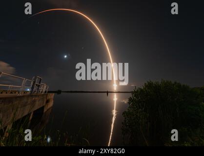 Cape Canaveral, USA. August 2024. Elon Musks führendes Arbeitspferd der Flotte Falcon 9 B-1062 absolvierte seinen 23. Flug Starlink 8-6, aber während der Landung auf ASOG kippte es um und explodierte. Damit wurde ein Rekord von 267 erfolgreichen Landungsversuchen von SpaceX beendet. Der Abflug erfolgte um 3:48 UHR EDT SLC-40 Cape Canaveral Brevard County Florida USA. (Foto: Scott Schilke/SIPA USA) Credit: SIPA USA/Alamy Live News Stockfoto