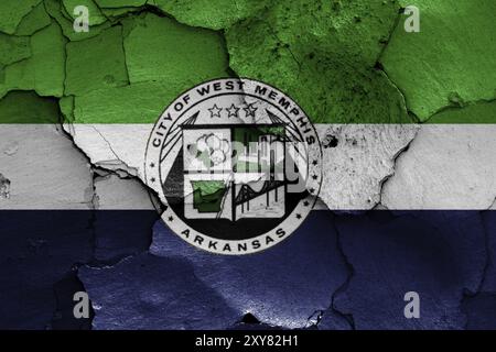 Die Flagge von West Memphis, Arkansas, ist auf eine gerissene Wand gemalt Stockfoto