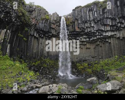 Basaltsäulen am Svartifoss-Wasserfall im Skaftafell-Nationalpark in Island Stockfoto