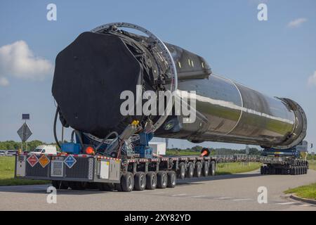 Kennedy Space Center, USA. August 2024. Am 20. August wird Elon Musks Arbeitspferd SpaceX Falcon 9 und Flottenführer B-1062 vor der VAB zu ihrem Startplatz transportiert. Denn es sind 23 Flüge ins All. Kennedy Space Center, Brevard County, Florida, USA. (Foto: Scott Schilke/SIPA USA) Credit: SIPA USA/Alamy Live News Stockfoto