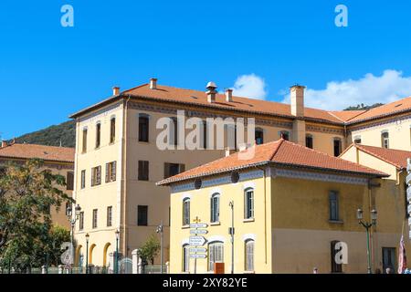 Ajaccio, Korsika - 11. Oktober 2019: Mediterrane Architektur unter klarem blauem Himmel. Stockfoto