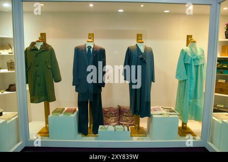 Goseong County, Südkorea - 28. Juli 2024: Eine Ausstellung historischer Kleidung, getragen von Südkoreas erstem Präsidenten Syngman Rhee und seiner Familie i Stockfoto