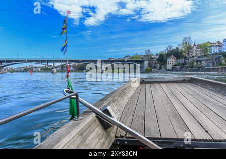 Münster Ferry 'Leu', Reaction Ferry nutzt die Strömung des Rheins, um das Boot zu überqueren. Das einfache Kabel befindet sich hoch über dem Fluss. Stockfoto