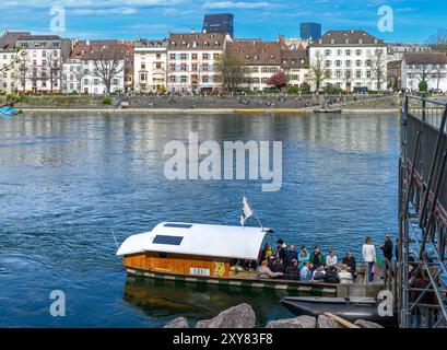 Die Münsterfähre Leu ist eine Reaktionskarte am Südufer des Rheins. Sie nutzt die Flussströmung, um das Boot von einer Seite zur anderen zu bringen. Stockfoto