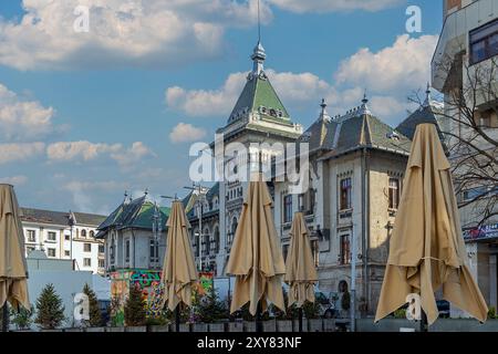 Craiova, Rumänien - 16. März 2024: Die Fassade des Verwaltungspalastes von Craiova während des lokalen Festivals am sonnigen Tag Stockfoto