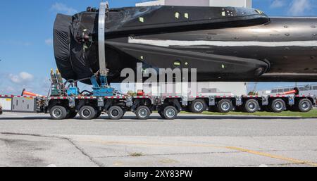 Kennedy Space Center, USA. August 2024. Am 20. August wird Elon Musks Arbeitspferd SpaceX Falcon 9 und Flottenführer B-1062 vor der VAB zu ihrem Startplatz transportiert. Denn es sind 23 Flüge ins All. Kennedy Space Center, Brevard County, Florida, USA. (Foto: Scott Schilke/SIPA USA) Credit: SIPA USA/Alamy Live News Stockfoto