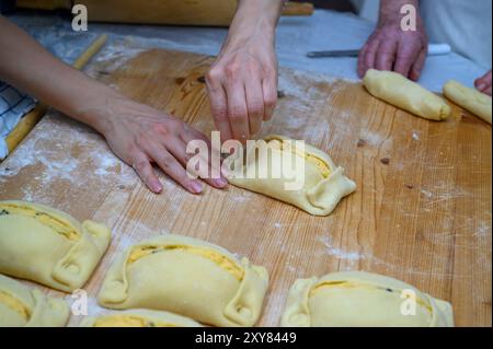 Traditionelles zyprisches Flaouna köstliches griechisches Osterkäsebrot. Flaounen werden traditionell von orthodoxen Zyprern für Ostern zubereitet. Stockfoto