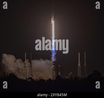 Cape Canaveral, USA. August 2024. Elon Musks führendes Arbeitspferd der Flotte Falcon 9 B-1062 absolvierte seinen 23. Flug Starlink 8-6, aber während der Landung auf ASOG kippte es um und explodierte. Damit wurde ein Rekord von 267 erfolgreichen Landungsversuchen von SpaceX beendet. Der Abflug erfolgte um 3:48 UHR EDT SLC-40 Cape Canaveral Brevard County Florida USA. (Foto: Scott Schilke/SIPA USA) Credit: SIPA USA/Alamy Live News Stockfoto