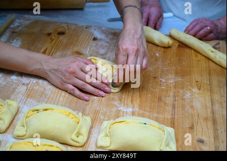 Traditionelles zyprisches Flaouna köstliches griechisches Osterkäsebrot. Flaounen werden traditionell von orthodoxen Zyprern für Ostern zubereitet. Stockfoto