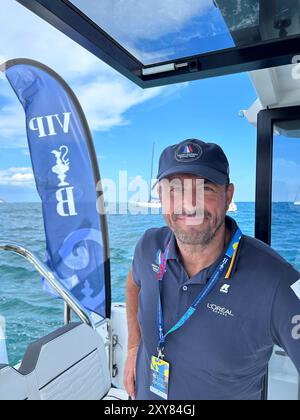 PRODUKTION - 28. August 2024, Spanien, Vilanova i la Geltrú: Stephan Kandler, deutsch-französischer Teammanager des Orient Express Racing Teams, fotografiert während der Vorregatta des America's Cup im September 2023. Die Herausfordererrunde des 37. America's Cup beginnt bald in Barcelona. Fünf Teams kämpfen um ein Ticket für das Finale. Ein Deutscher-Franzose und sein Team sind die Kleinen im Millionen-Dollar-Spiel. Foto: Tatjana Pokorny/dpa Stockfoto