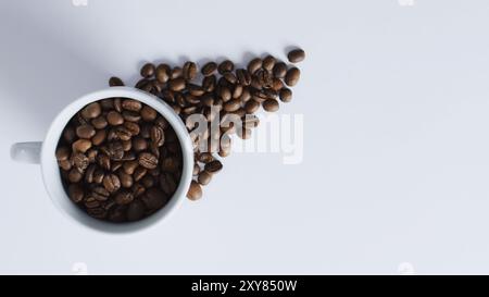 Ein Haufen Kaffeebohnen, die zusammen gestapelt sind und zu einer köstlichen Tasse Kaffee gebrüht werden können. Nahaufnahme gerösteter Arabica-Kaffeebohnen. Verschiedene Typen Stockfoto