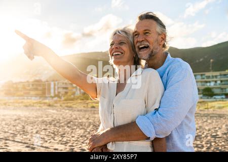 Wunderschönes glückliches Seniorenpaar, das sich im Sommer am Meer trifft - ein verliebtes reifes Ehepaar, das sich draußen am Strand verbündet, Konzepte über El Stockfoto