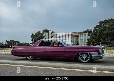 Gulfport, MS - 05. Oktober 2023: Weitwinkel-Seitenansicht eines Cadillac Coupe DeVille aus dem Jahr 1964 auf einer lokalen Autoshow. Stockfoto