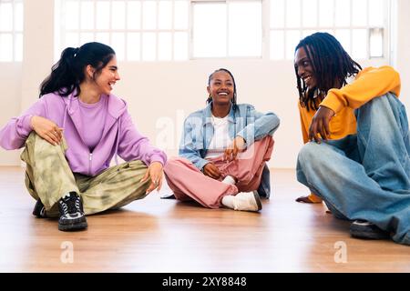 Junge Gruppe multiethnischer Hip-Hop-Tänzer in farbenfrohen urbanen Streetwear-Tänzen - stilvolles multirassisches Rap-Crew-Porträt im Tanzstudio Stockfoto