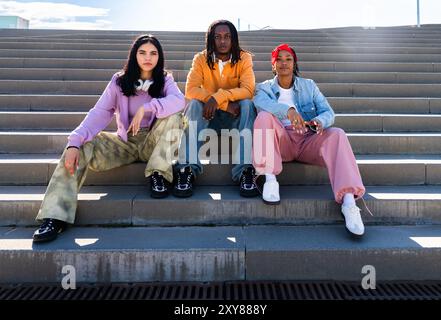 Junge Gruppe multiethnischer Hip-Hop-Tänzer in farbenfrohen urbanen Streetwear-Tänzen - stilvolles multirassisches Rap-Crew-Porträt in der Stadt Stockfoto