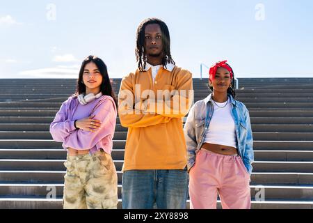 Junge Gruppe multiethnischer Hip-Hop-Tänzer in farbenfrohen urbanen Streetwear-Tänzen - stilvolles multirassisches Rap-Crew-Porträt in der Stadt Stockfoto