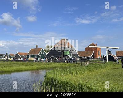 Zaandam, Niederlande. 30. April 2024. Touristen im Zaanse Schans. Typisch Niederländisch: Holzschuhe, Tulpen und Windmühlen Stockfoto