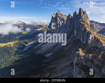 SAS Rigais und Furchetta Gipfel der Geisler Gruppe, Drohnenschuss, Gröden, Dolomiten, Autonome Provinz Bozen, Südtirol, Italien, Europa Stockfoto