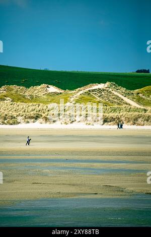 West Cork, Irland, 22. April 2023. Ein riesiger Sandstrand erstreckt sich in Richtung einer Linie grüner Hügel in der Ferne. Ein paar Spaziergänge entlang der Küste Stockfoto